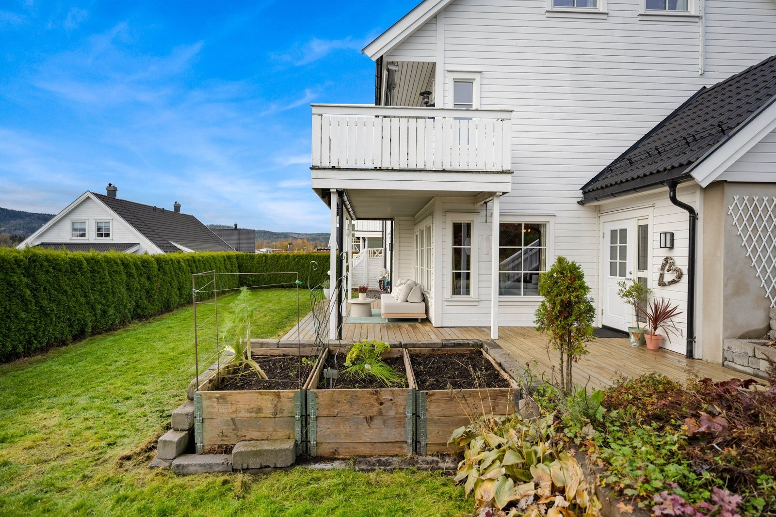 Tomtearealet er i utgangspunktet felles for hele sameiet, men hver bolig har opparbeidet det som er naturlig rundt sin egen bolig. Galleribilde