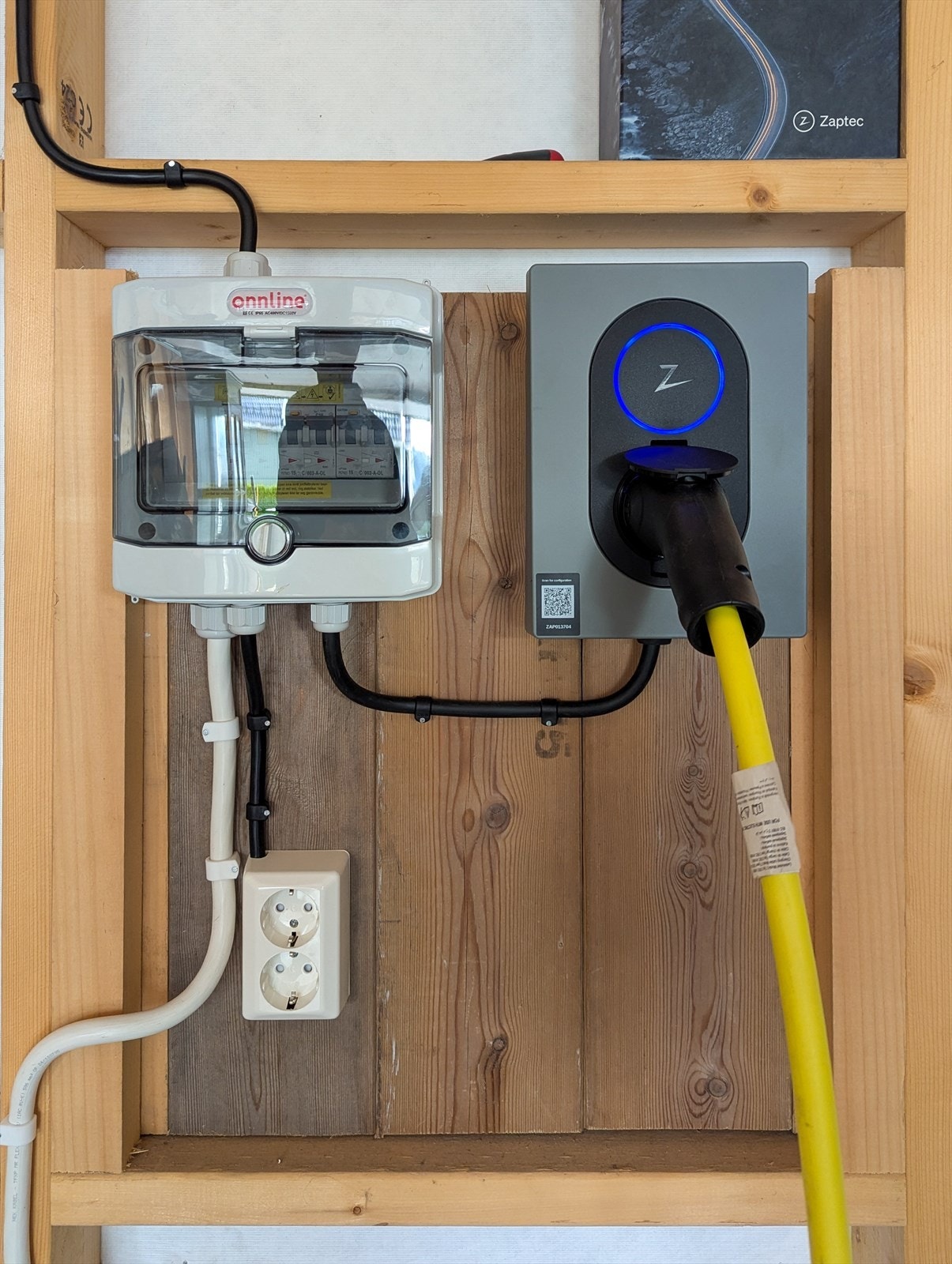 Det er montert elbil-lader på den ene plassen. Galleribilde