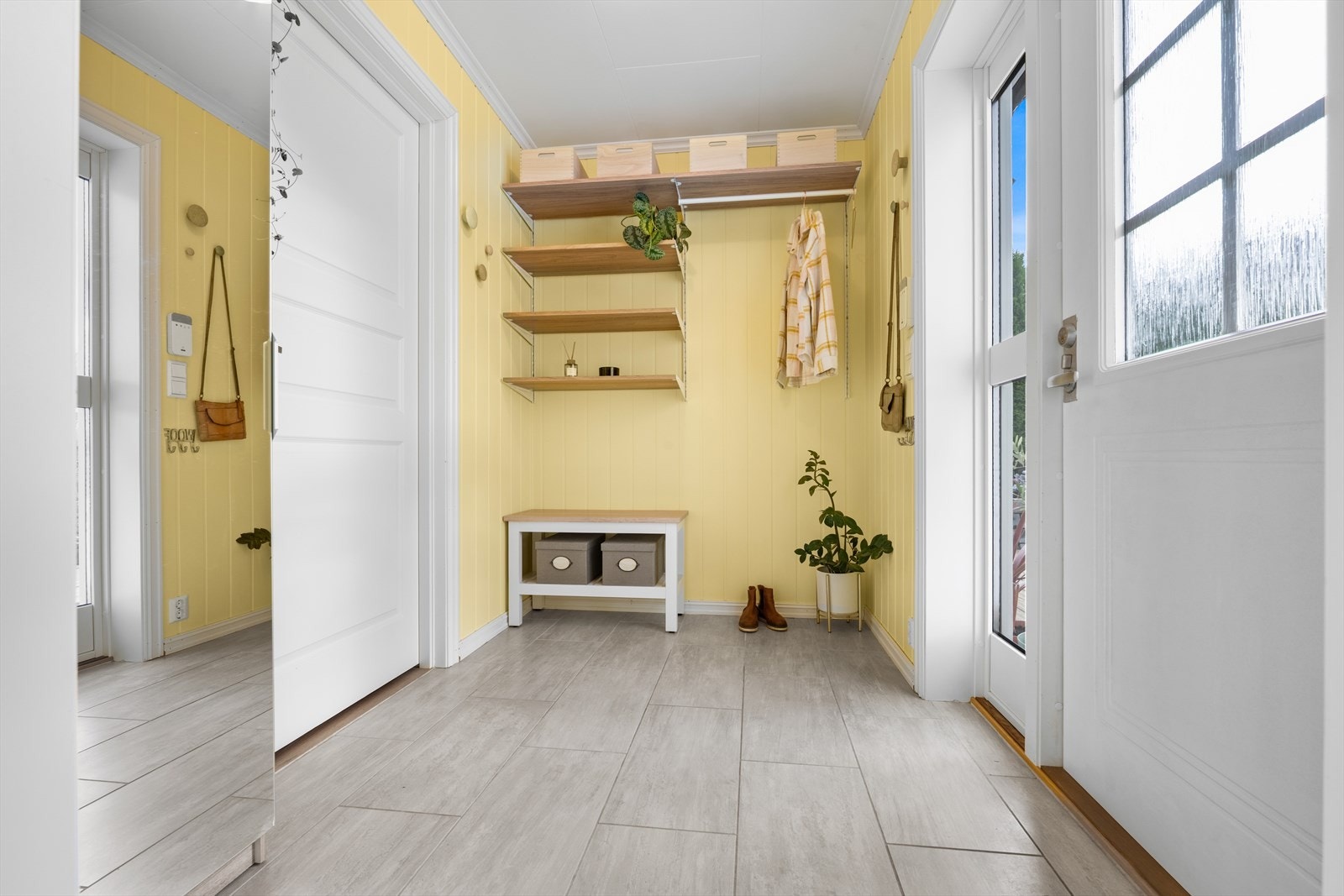 Hyggelig entré ønsker velkommen inn. Galleribilde