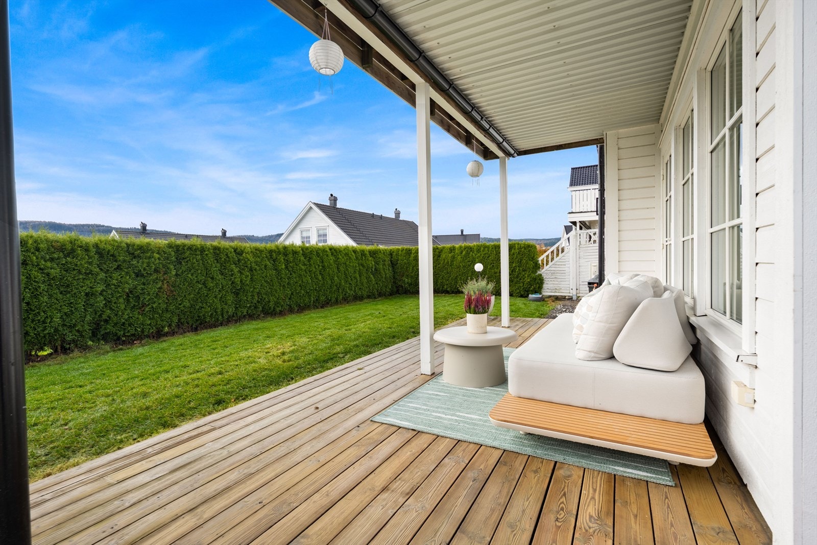 Terrassen er delvis overbygget, og har god plass til ønskede utemøbler. Galleribilde