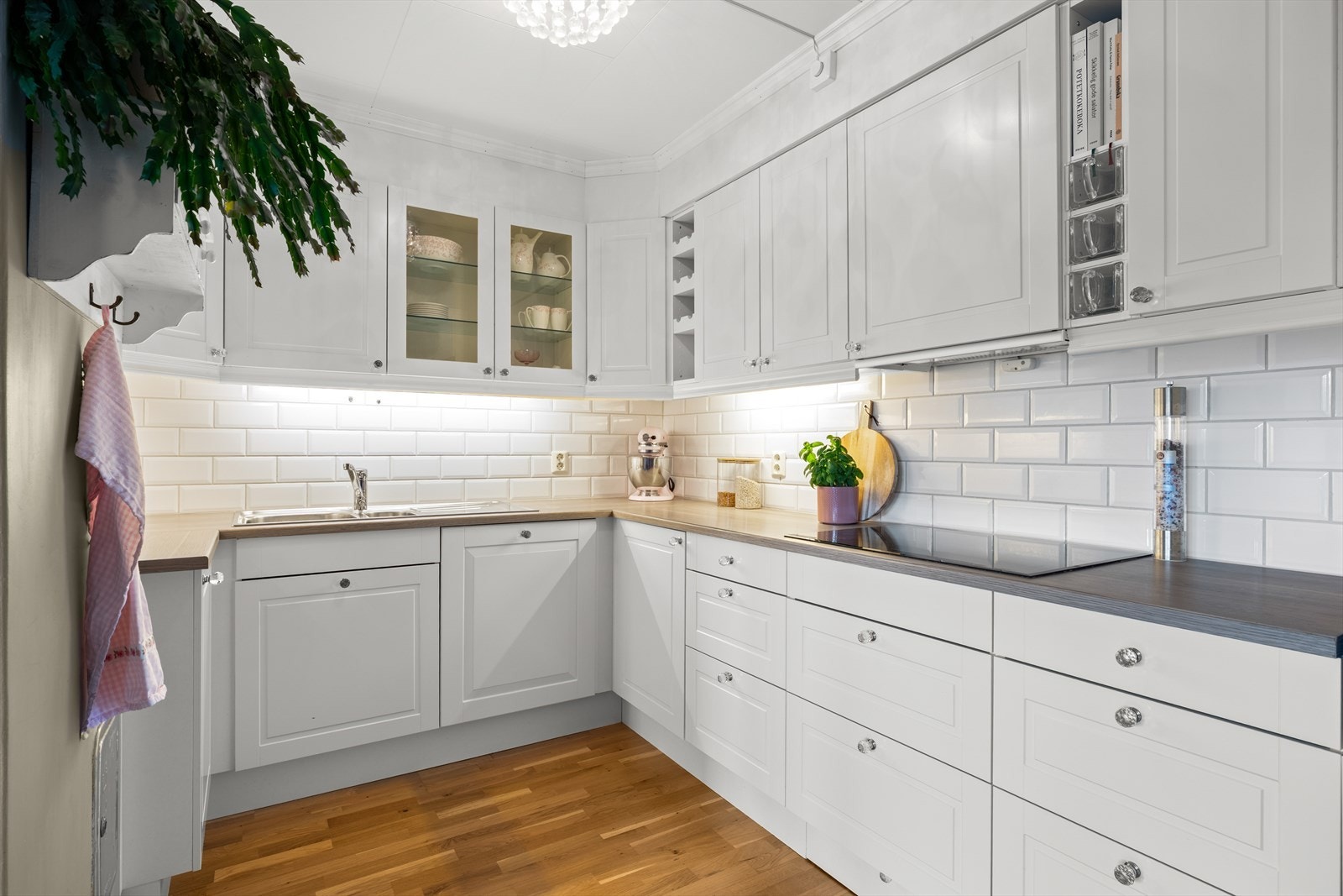 Moderne kjøkkeninnredning med profilerte fronter i hvitt. Galleribilde