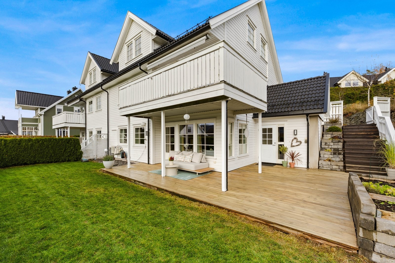 Den sydvestvendte terrassen gir gode solforhold og hyggelige kvelder utendørs. Galleribilde