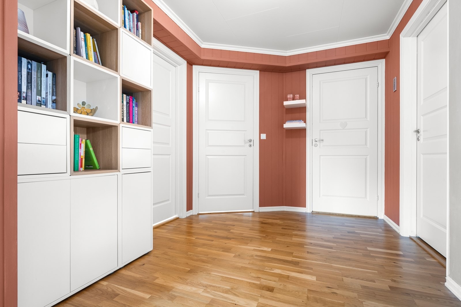 Fra gangen er det adkomst til soverommene, bad og bod med opplegg til vask og tørk. Galleribilde