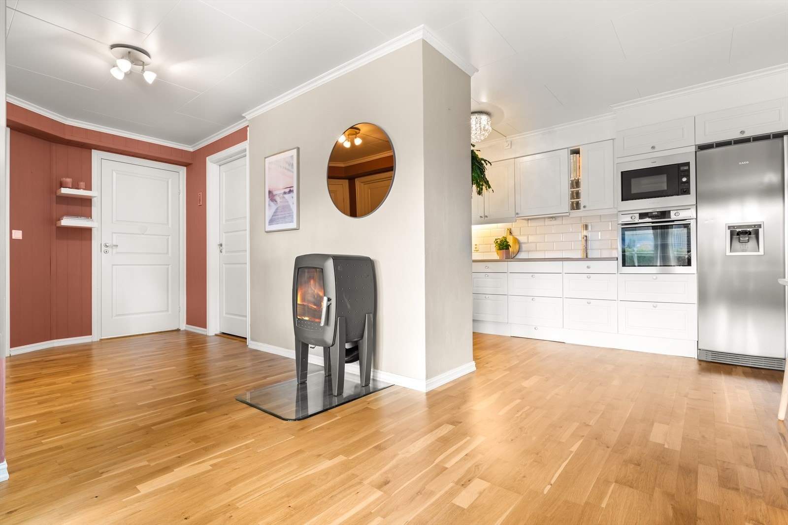 Praktisk og stemningsskapende peisovn i stuen. Galleribilde