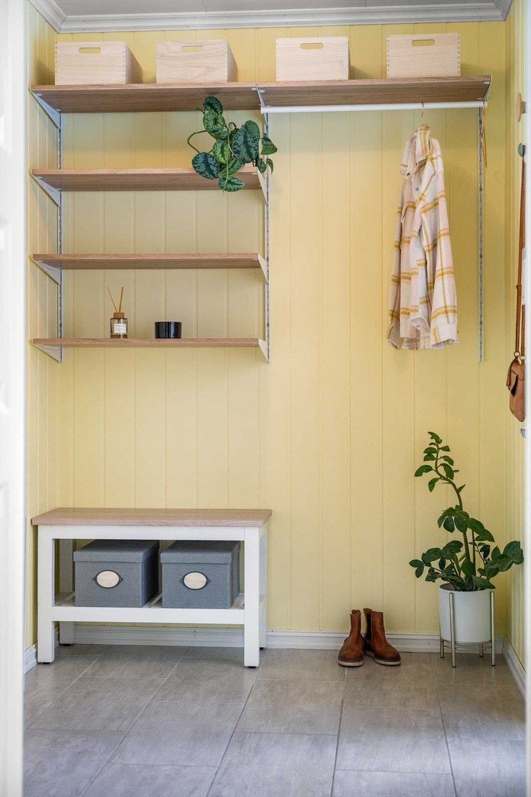 Lys entré med garderobeløsning. Galleribilde