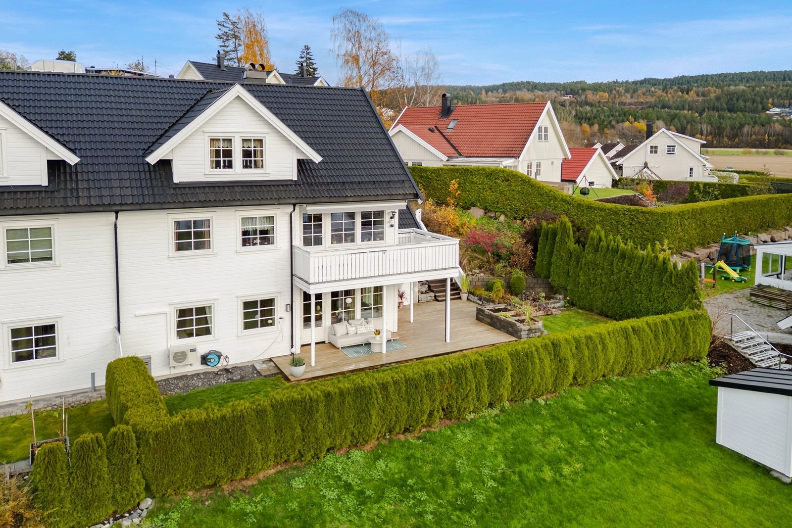 Leiligheten ligger i underetasjen og har en sydvestvendt terrasse med flotte solforhold og hyggelig uteplass. Galleribilde