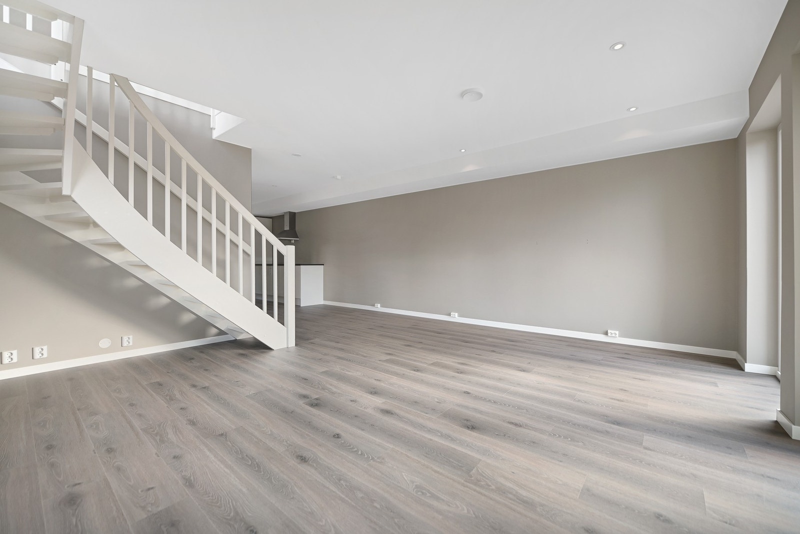 Det er gjenstående arbeid i boligen for å få ferdigattest. Kommunen har gitt pålegg om å installere pipe, samt endre innerdører fra 80 til 90 cm bredde. Galleribilde