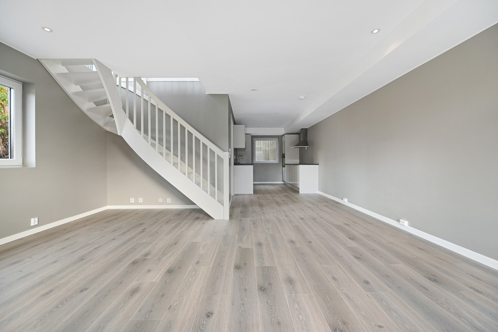 Innfelte downlights i himlingene, og hele 1. etasje har varmekabler i gulvet. Galleribilde