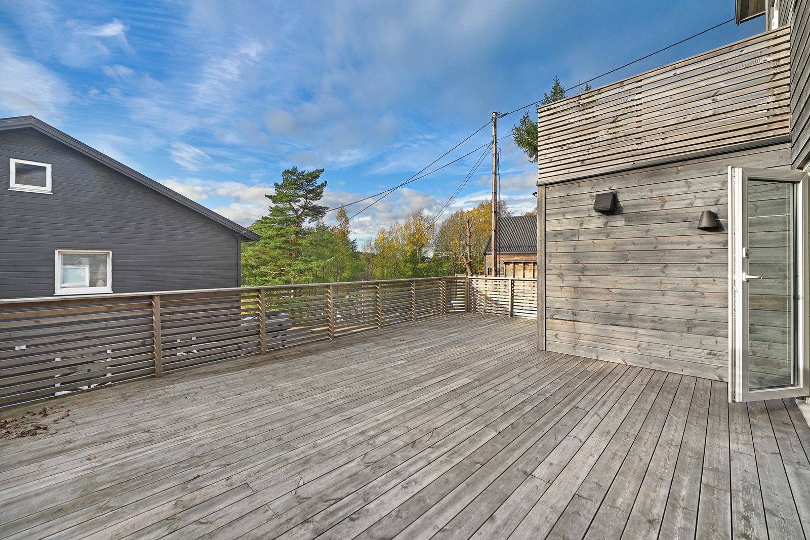 Stor og vestvendt uteplass med kveldssol. Galleribilde