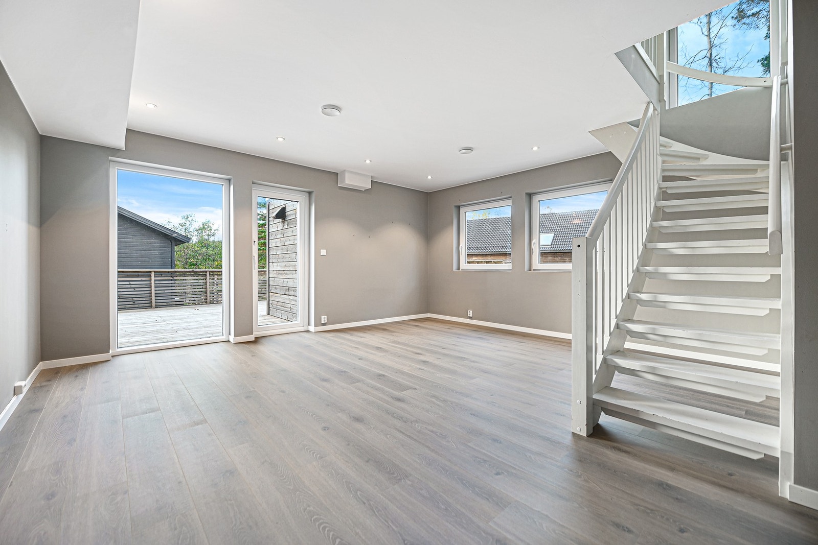 Dette er en vertikaldelt bolig på 2 plan. Galleribilde