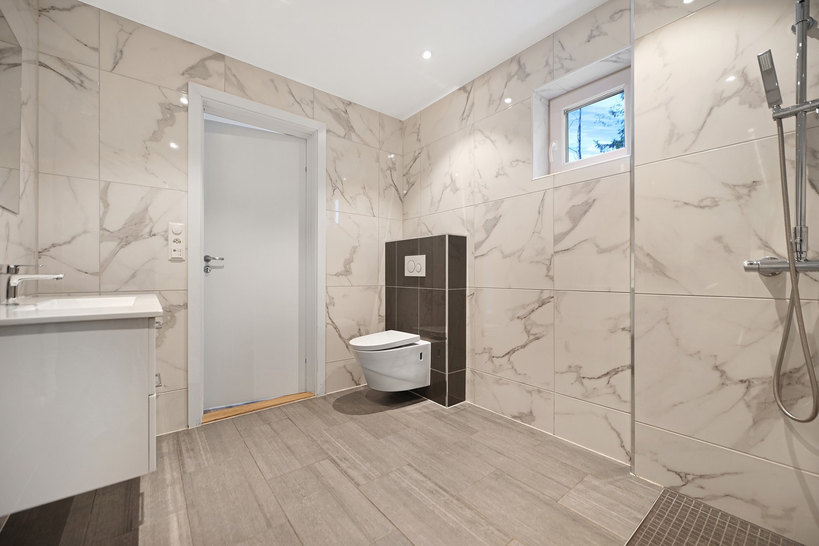 Stort baderom i 1. etasje. Galleribilde