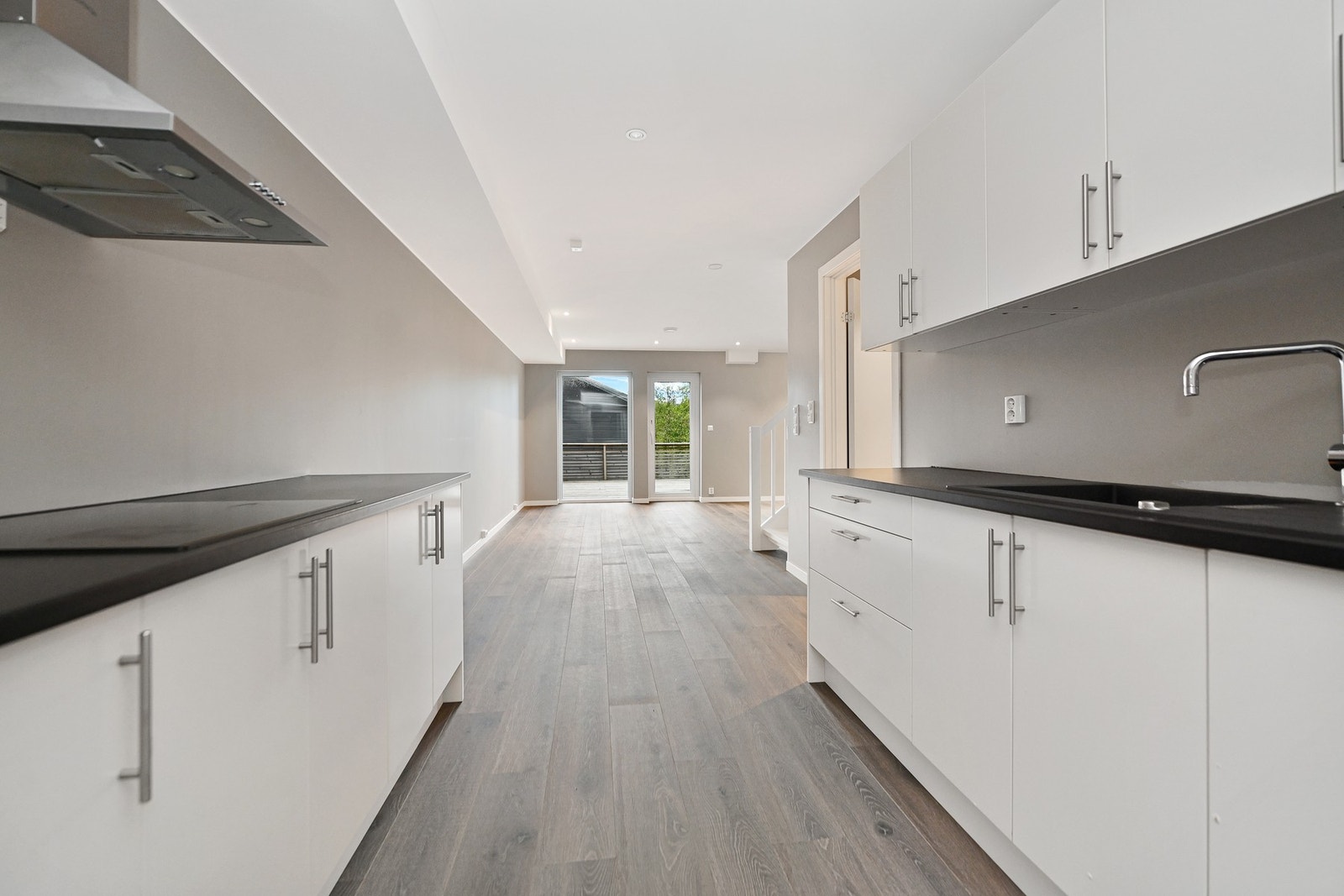 Kjøkken med åpen løsning mot stuen. Galleribilde