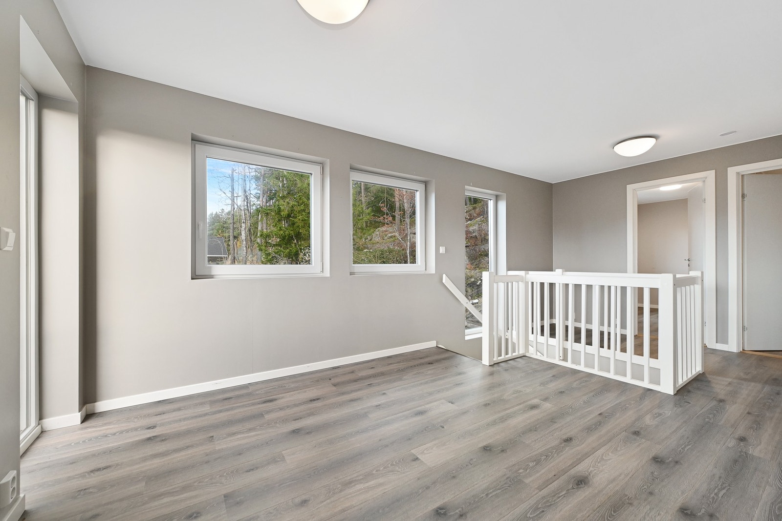 Mange vinduer gir godt med dagslys. Galleribilde