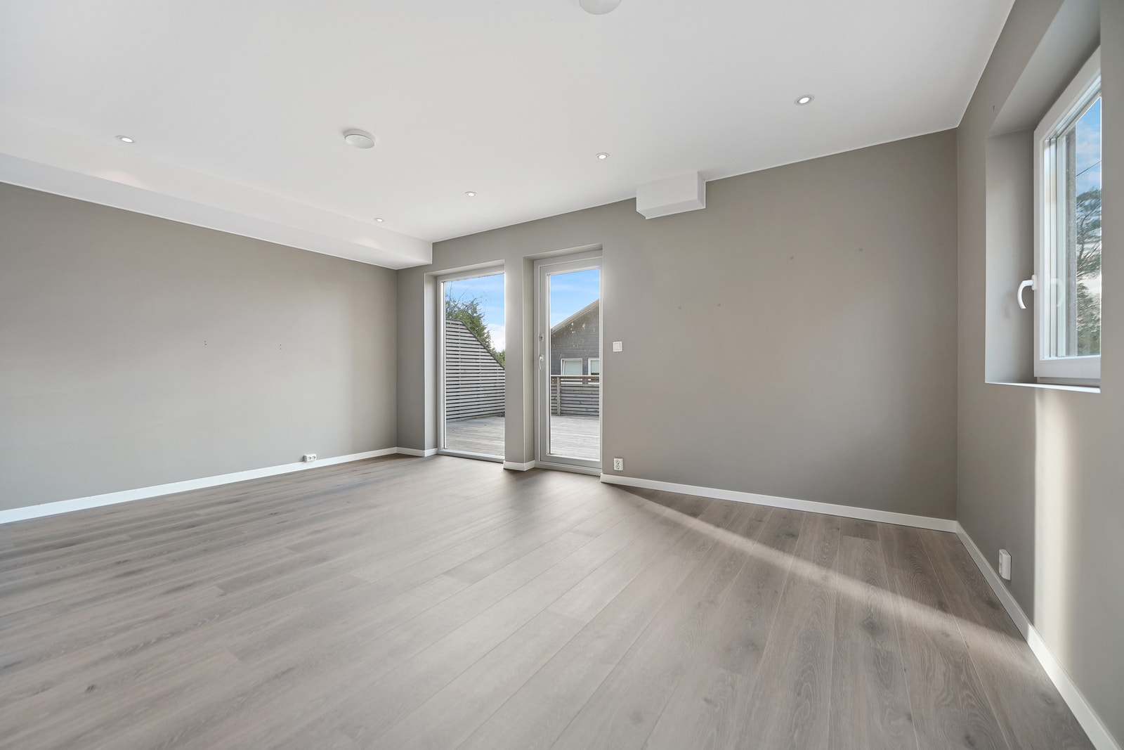 Moderne overflater og godt med dagslys. Galleribilde