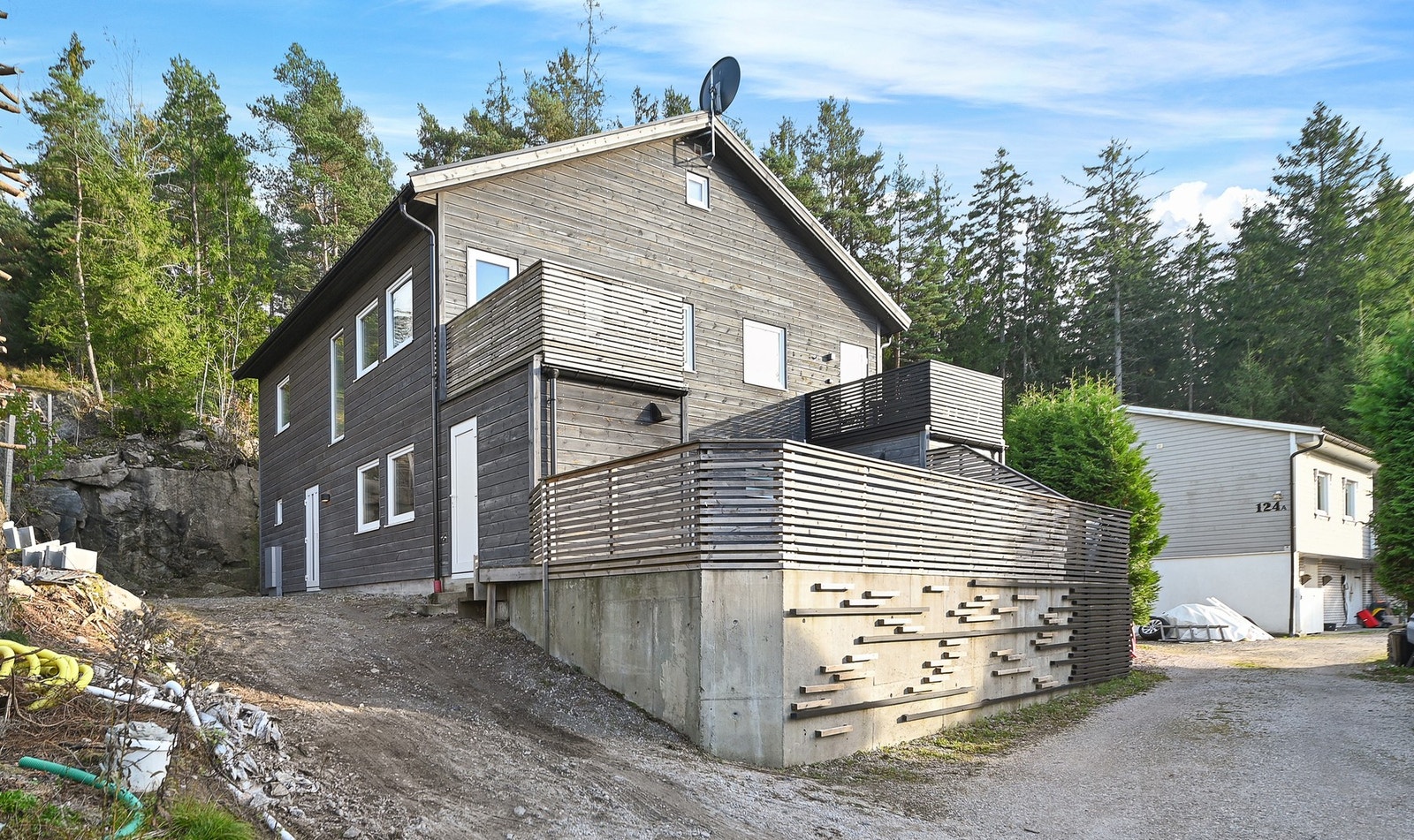 Egen oppkjørsel. Til høyre for inngangspartiet er det utvendig bod/teknisk rom. Galleribilde