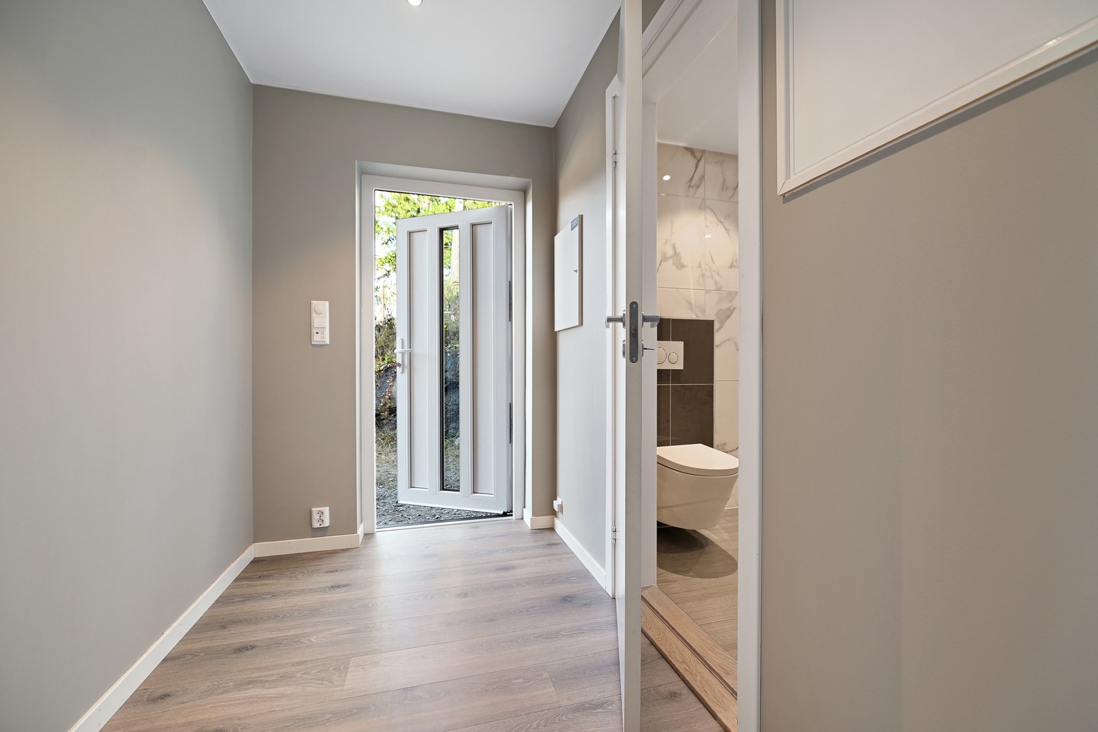 Inngangspartiet vender mot oppkjørselen. Galleribilde