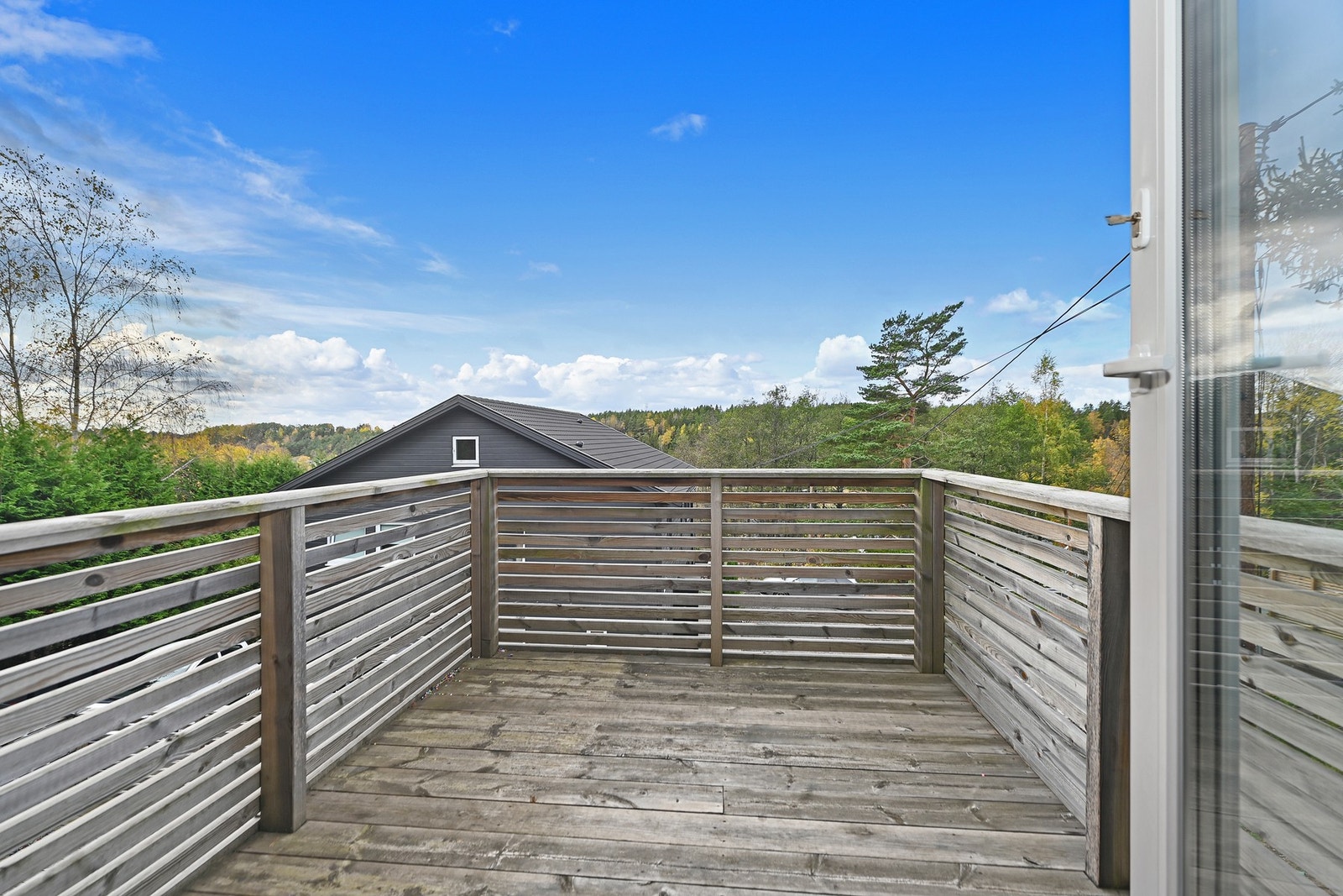 Fra loftstuen er det utgang til en veranda med fint utsyn vestover. Galleribilde