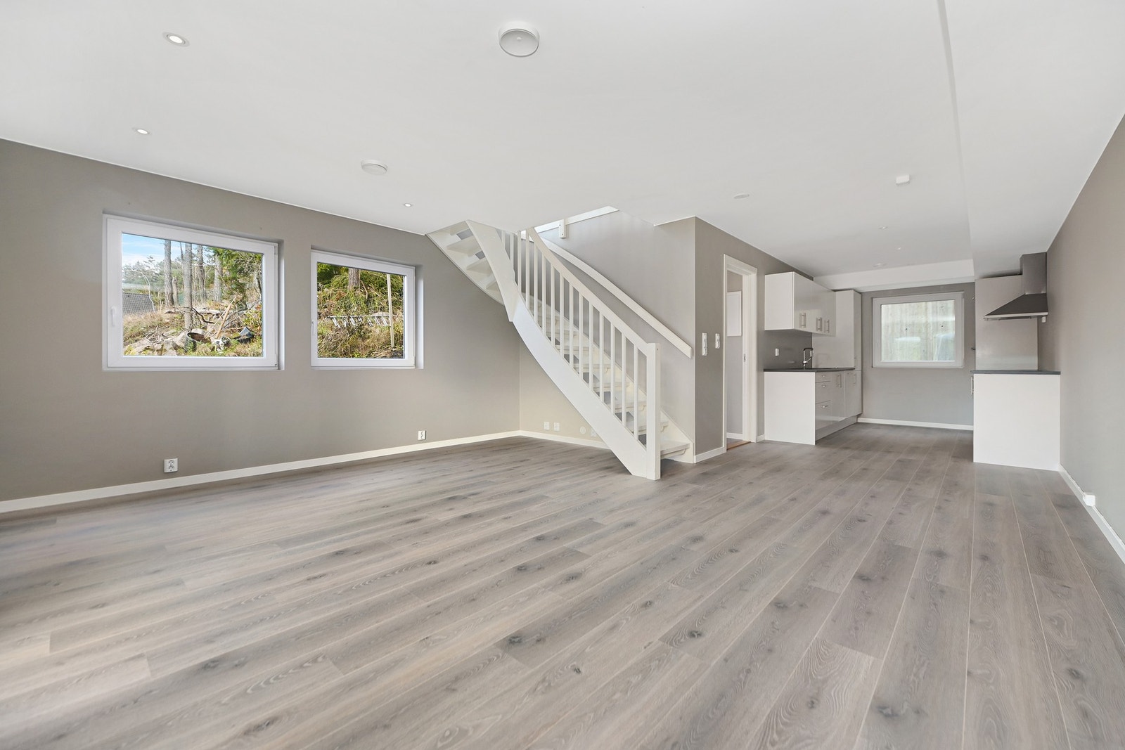 1. etasje inneholder stue, kjøkken, baderom og bod. Galleribilde