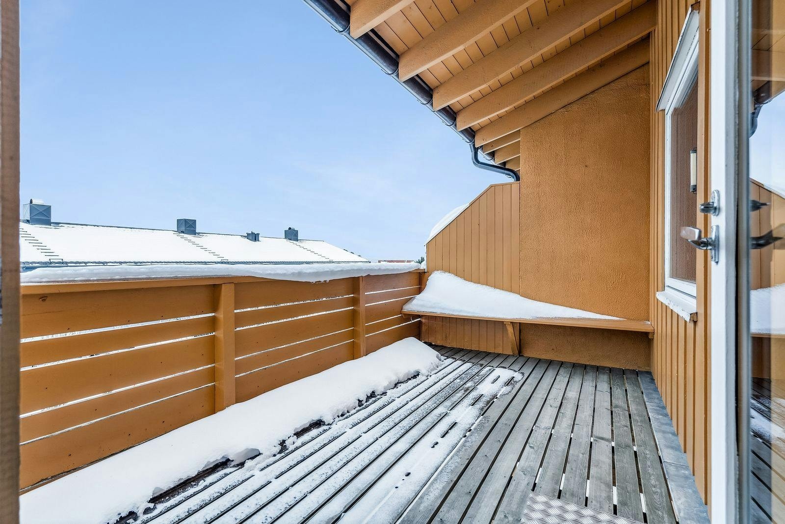 Det er både balkong og terrasse tilknyttet boligen på baksiden. Galleribilde