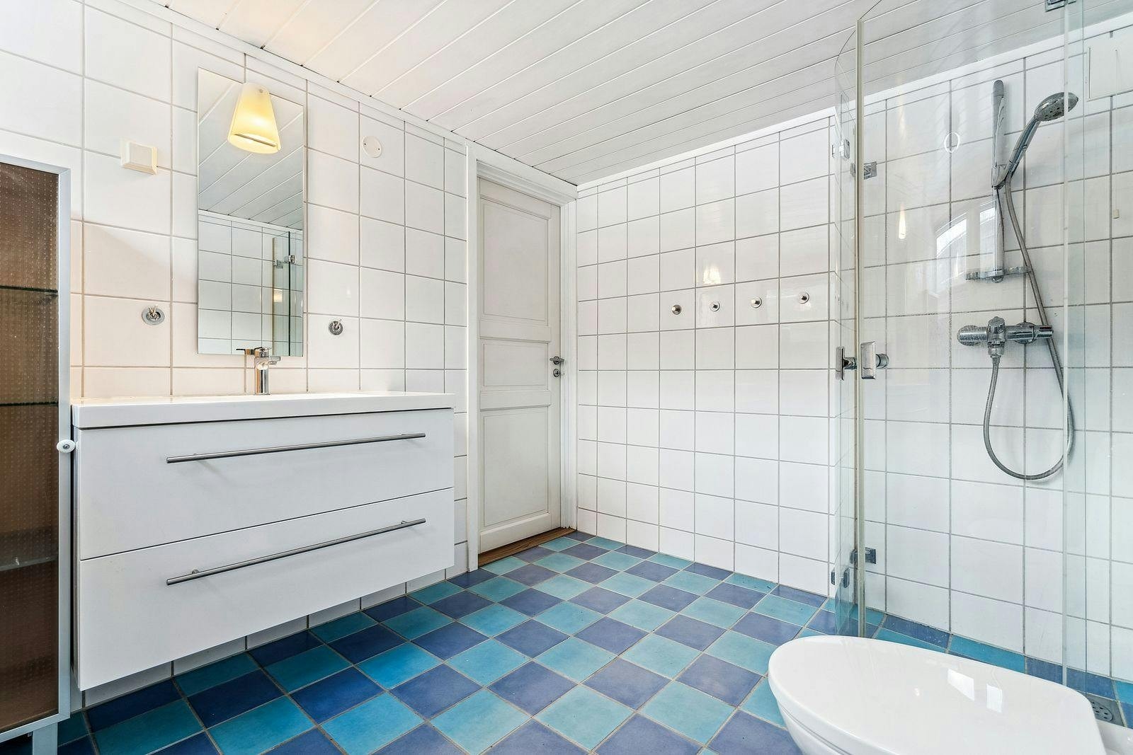 Bad - Det er også et ekstra toalettrom. Galleribilde