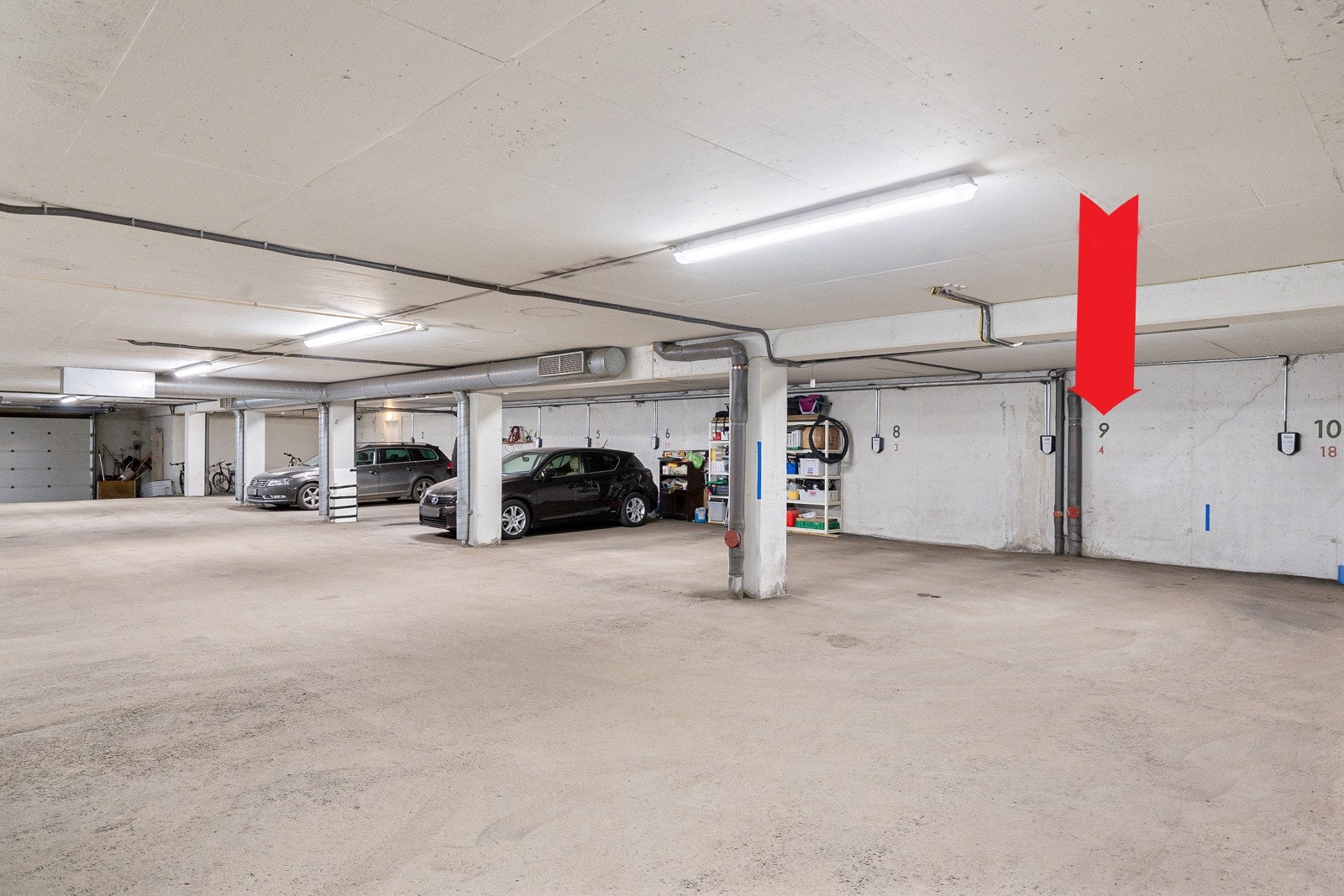 Biloppstillingsplass i garasjen Galleribilde