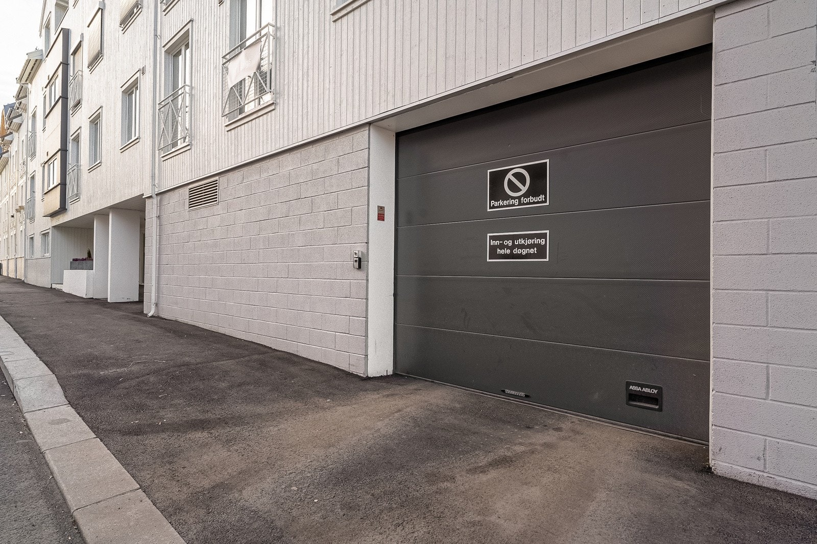 Biloppstillingsplass i felles garasjekjeller. Galleribilde