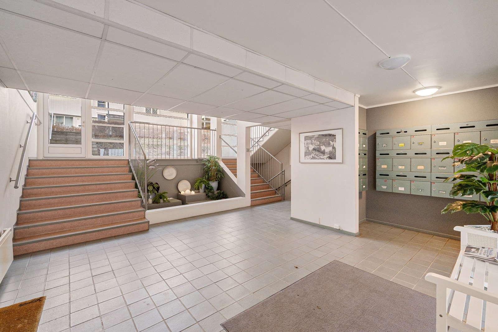 Felles trappegang - dørtelefon og heis Galleribilde