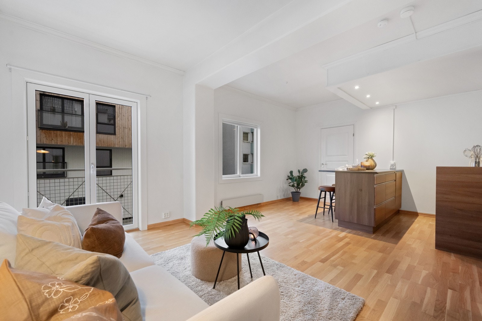 De store vindusflatene slipper godt med lys inn og gjør leiligheten lys & luftig Galleribilde