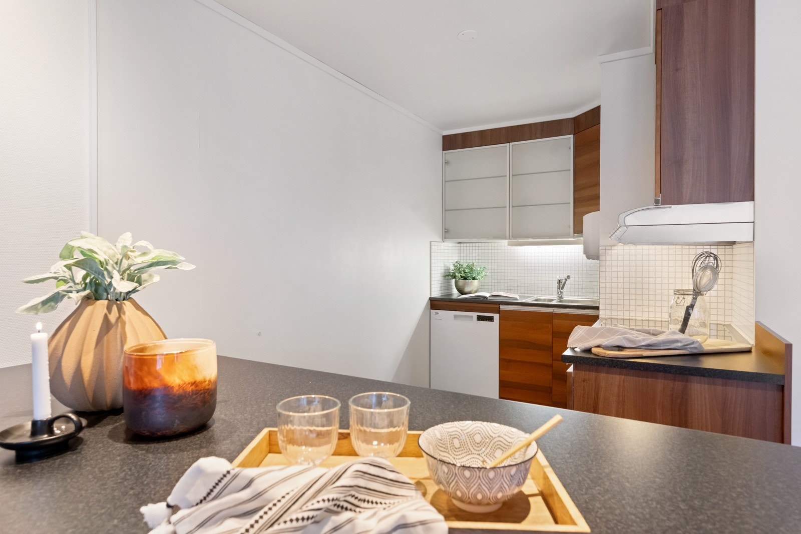 Integrert komfyr, koketopp og kjøleskap. Oppvaskmaskin følger også med. Galleribilde