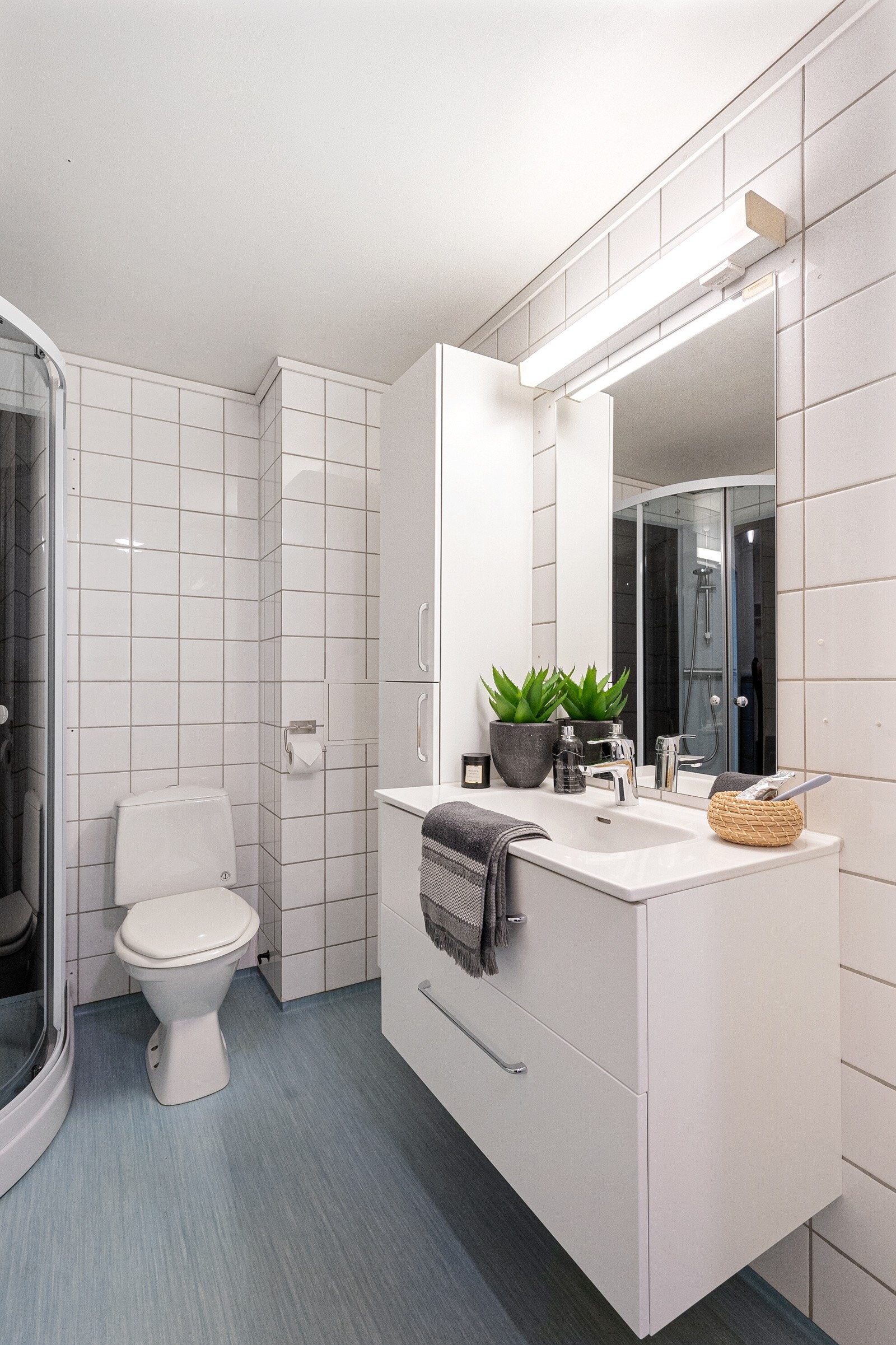 Rommet er utstyrt med servant med underskap, dusjkabinett og gulvmontert wc. Opplegg for vaskemaskin. Galleribilde