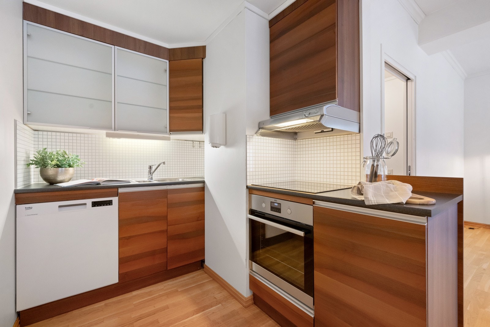 Kjøkkeninnredningen har laminerte skrog og glatte fronter. Galleribilde