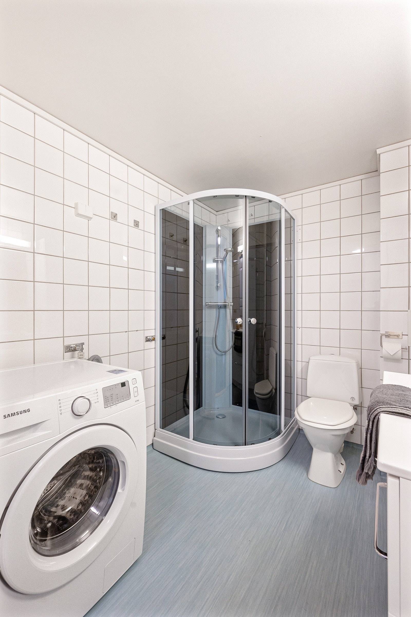 Badet har belegg på gulvet, fliser på vegger og malte glatte flater i himling Galleribilde