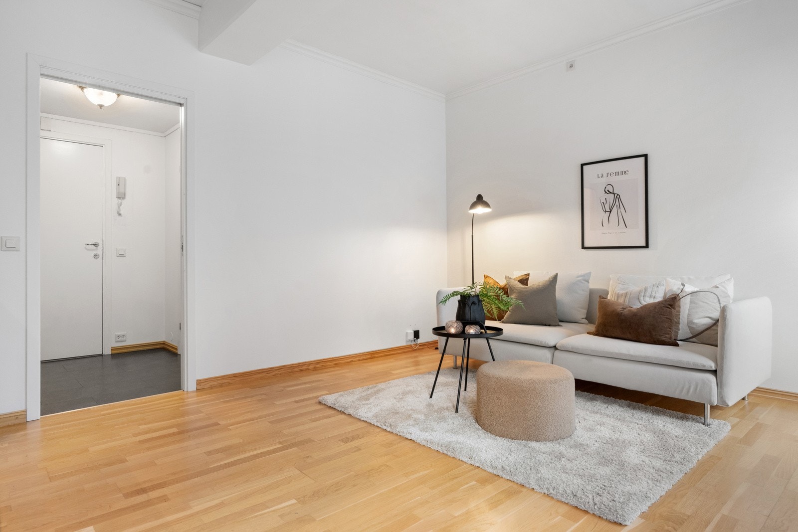 Stuen har god plass til sofa- & tv-møblement Galleribilde