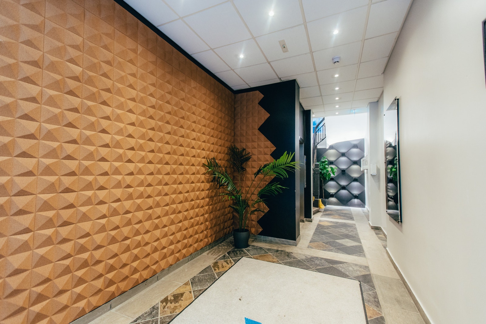 Felles inngangsparti med heis til etasjen Galleribilde