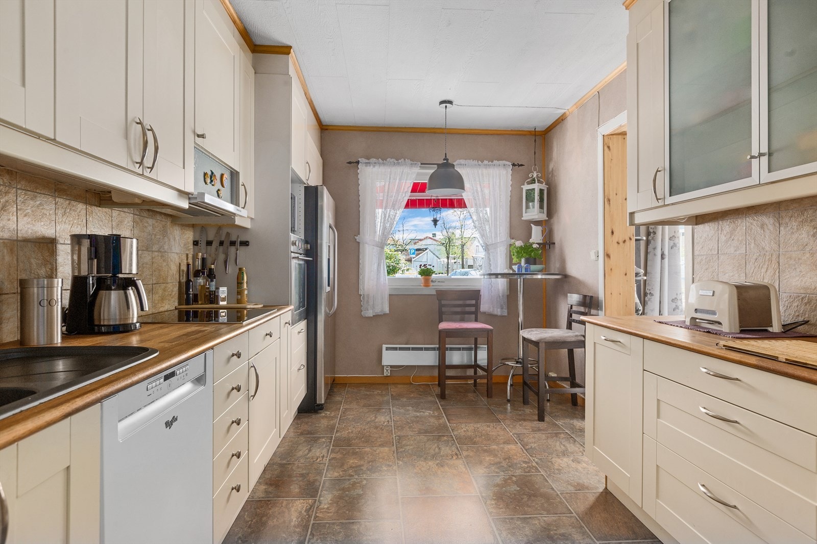 Her er det godt med skapplass og fin krok for liten spiseplass Galleribilde