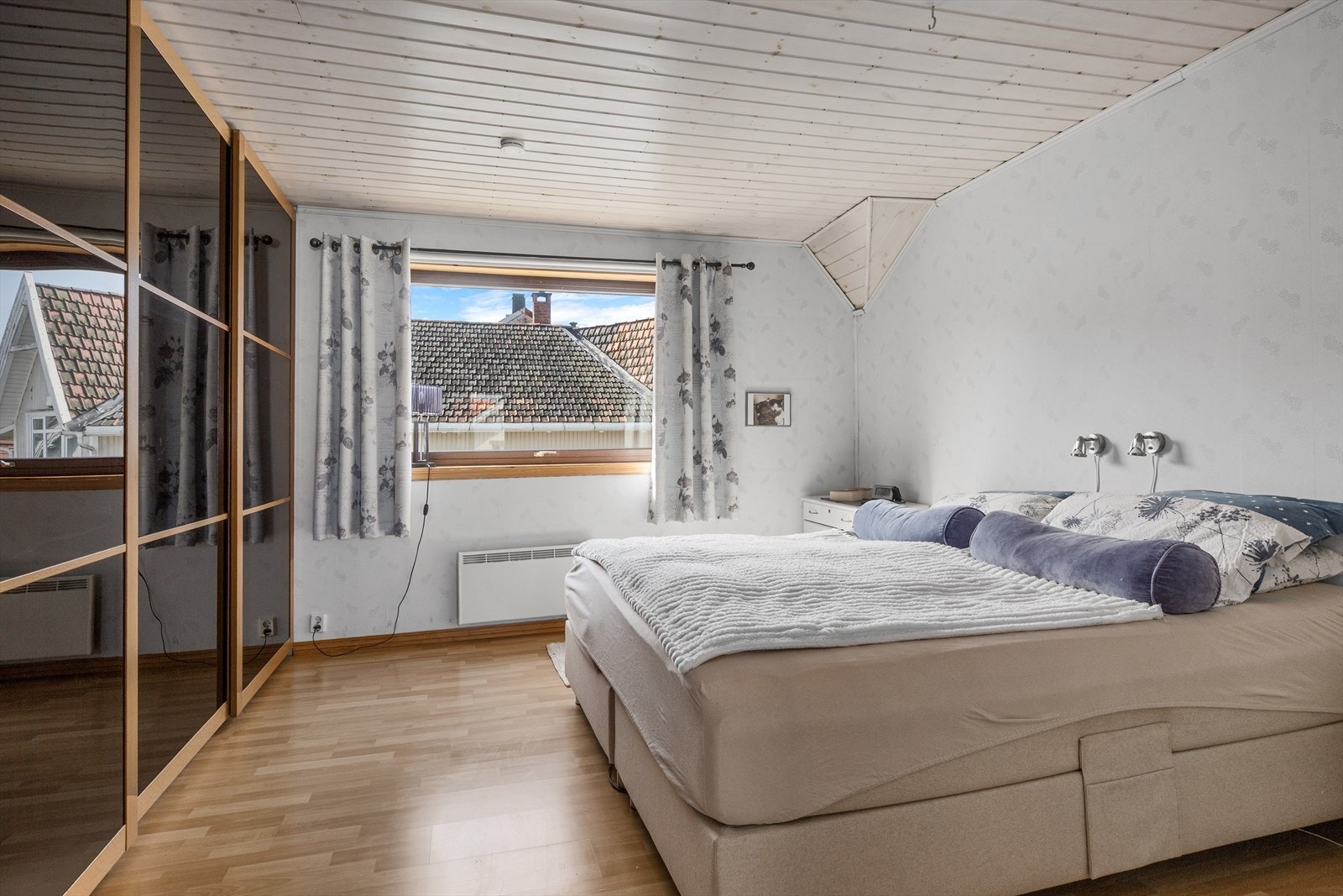 Stort soverom i 2. etasje med integrert garderobeskap Galleribilde