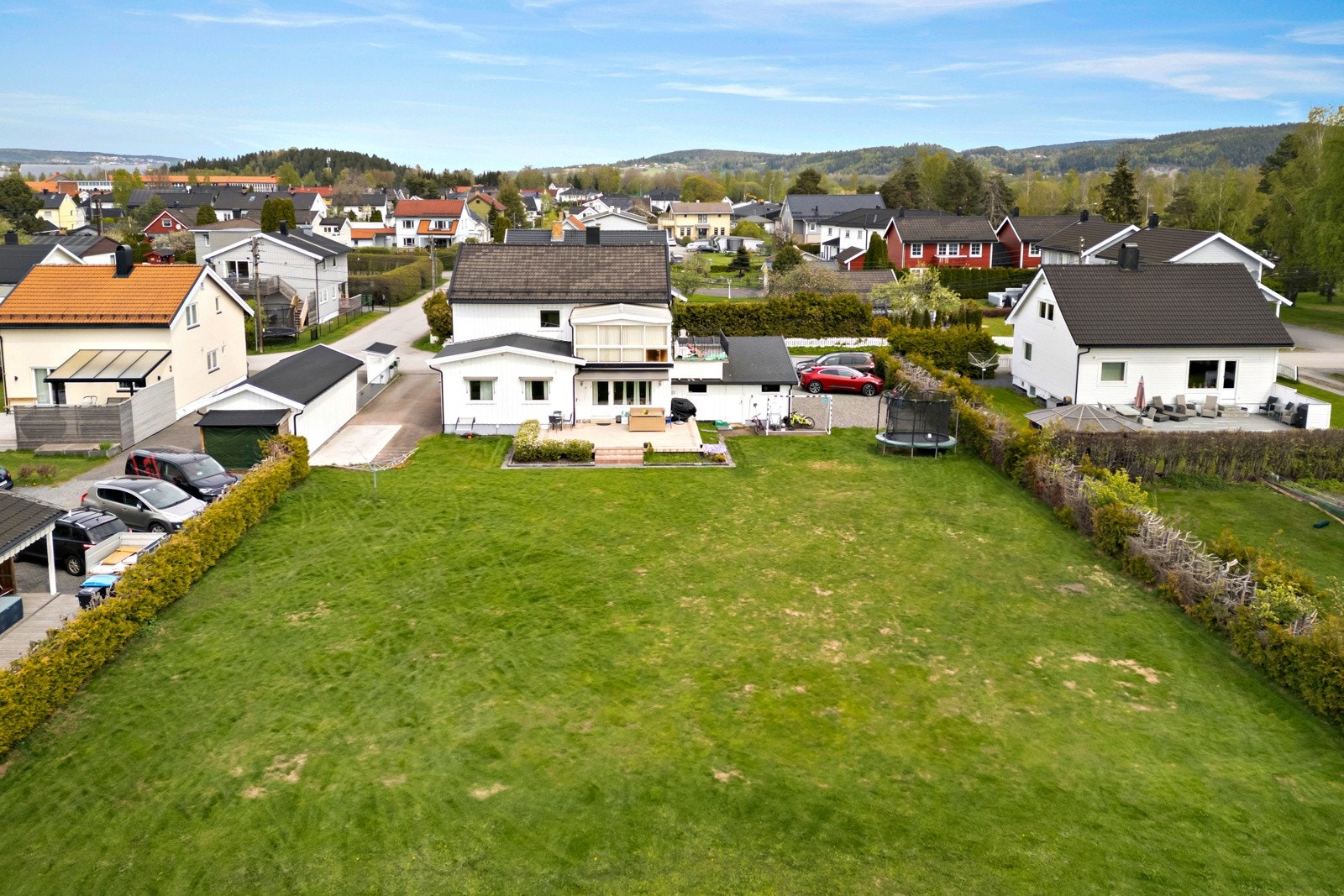 Attraktiv beliggenhet med gode solforhold, kort vei tilbarnehagem skole og sentrum Galleribilde