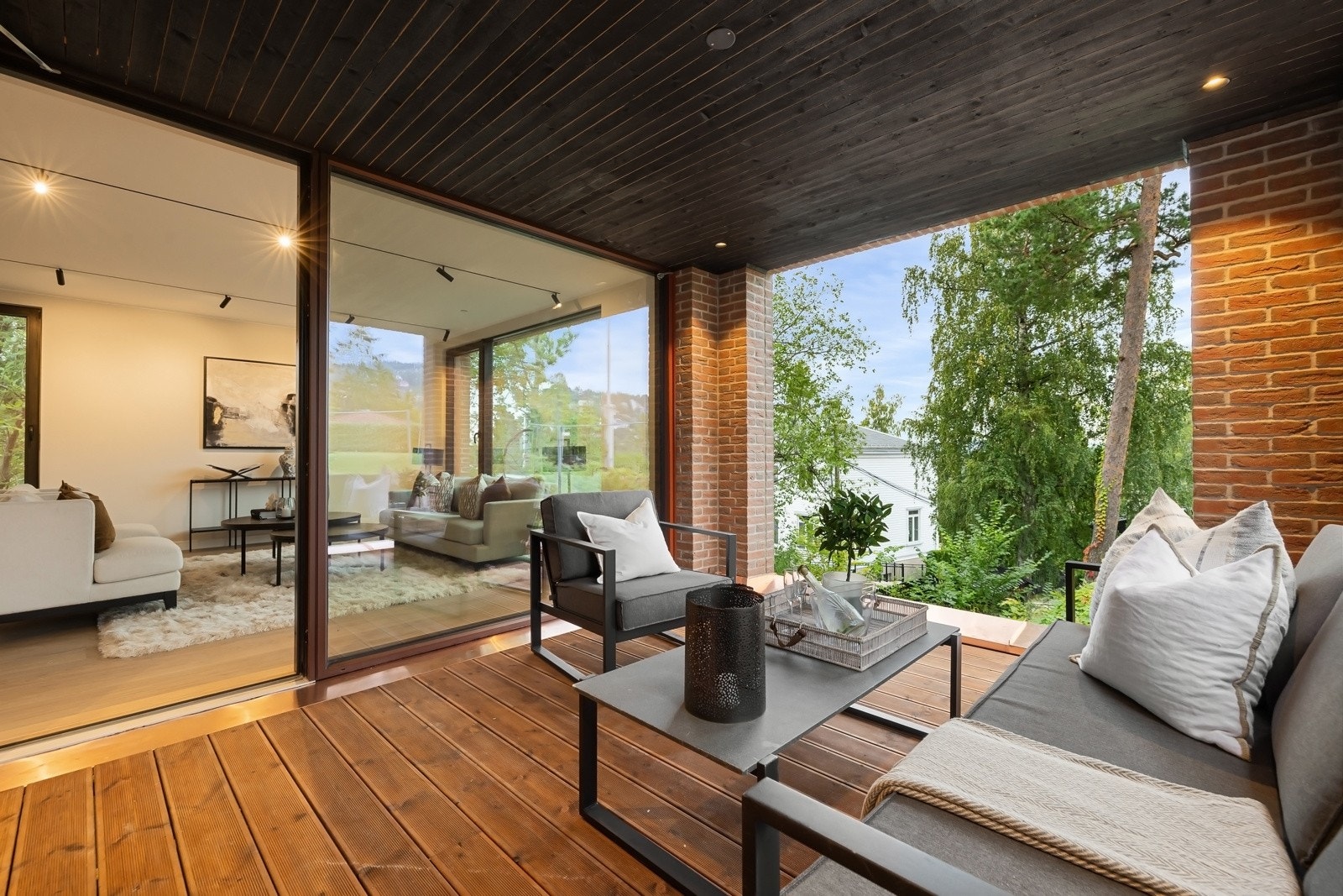 Toppleiligheten har 3 store uteplasser (2 romslige terrasser og en stor markterrasse). Flott utsikt mot Holmenkollåsen, og supre solforhold med sen ettermiddag/kvelds sol.