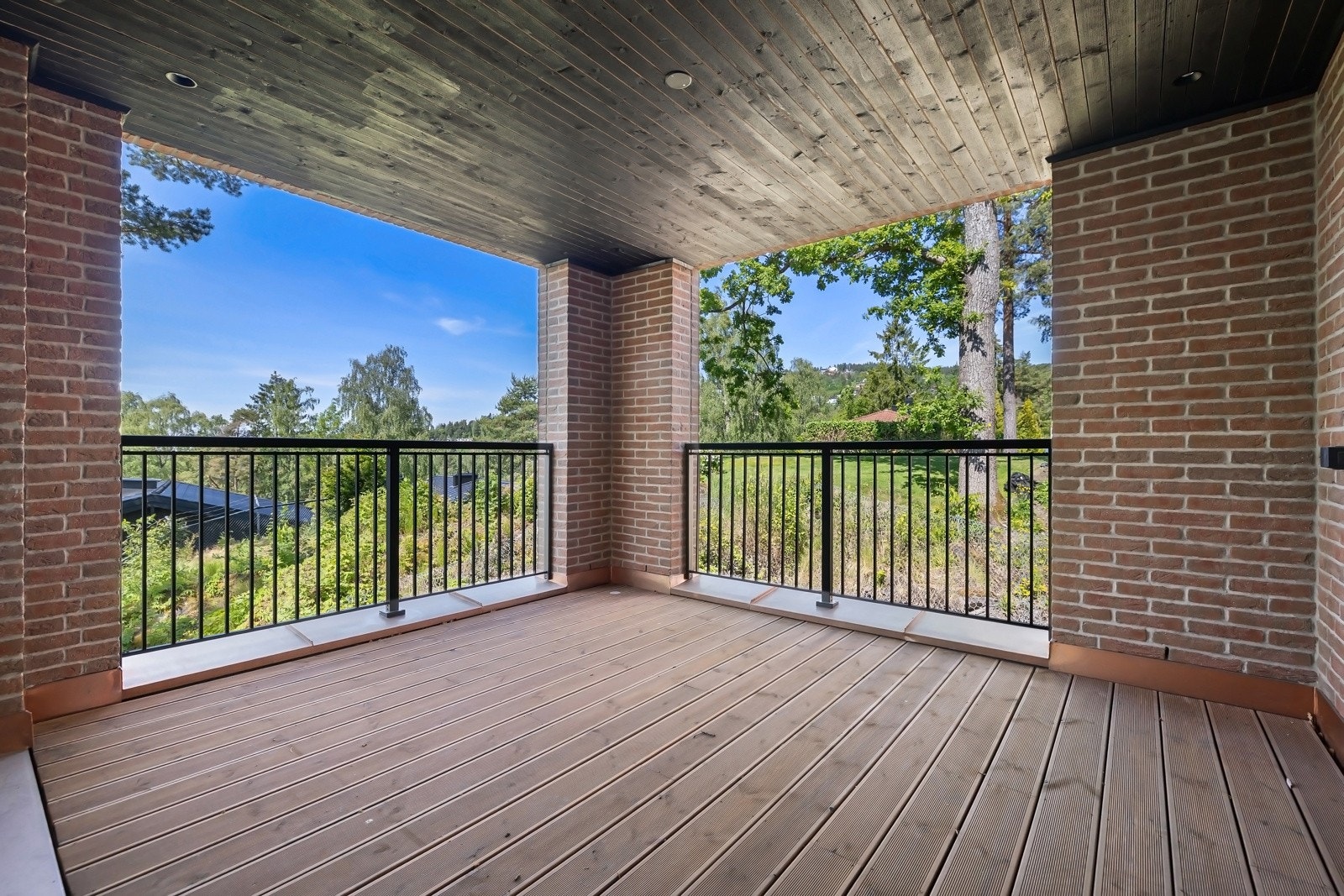 Overbygd terrasse med utgang fra stuen.
