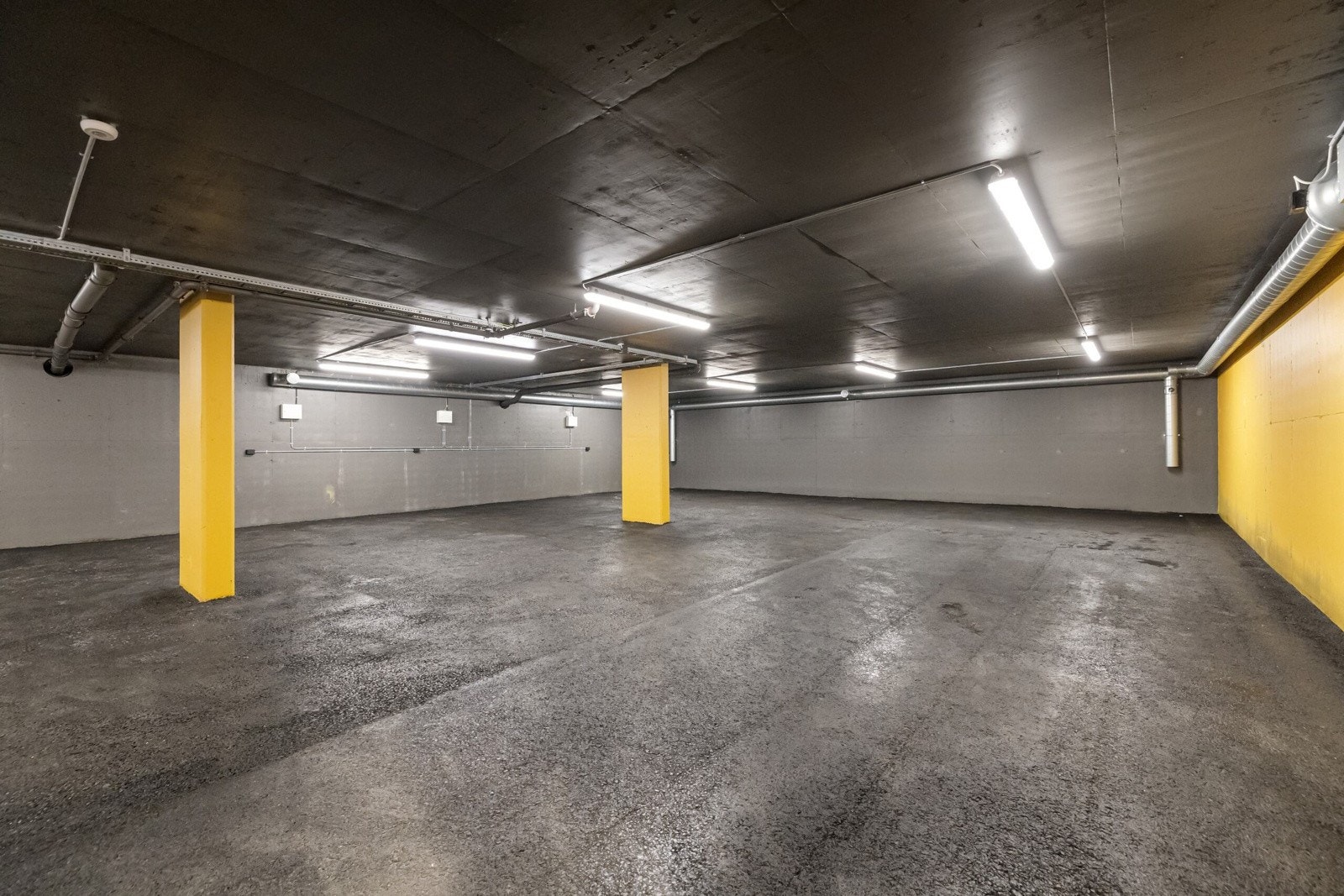 Leiligheten disponerer 2 garasjeplasser i felles garasjeanlegg. Takhøyde ca 220 cm. Heisadkomst fra garasjeplan og rett inn i leiligheten.