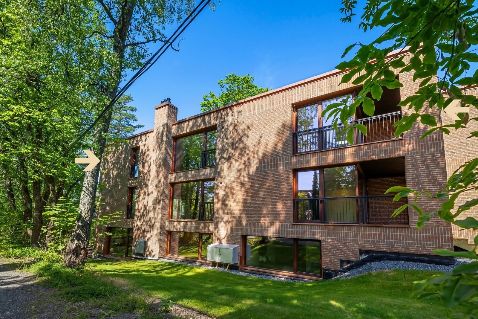 Fasaden i Fahlstrøms Terrasse er kledd i vakker tegl og kobberbeslag, som gir et meget eksklusivt uttrykk av fasaden.