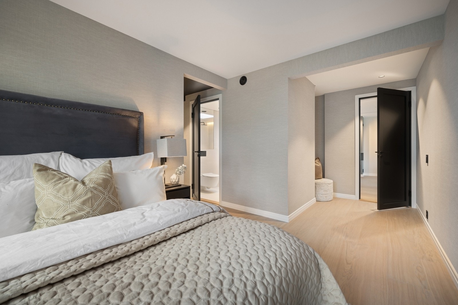 Direkte adkomst fra hovedsoverommet til baderom 1.