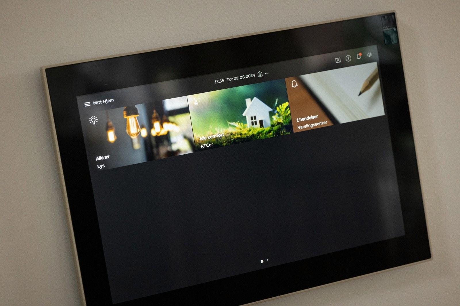 Det er installert avansert styresystem til hele leiligheten, hva gjelder bl.a. lys og varme.