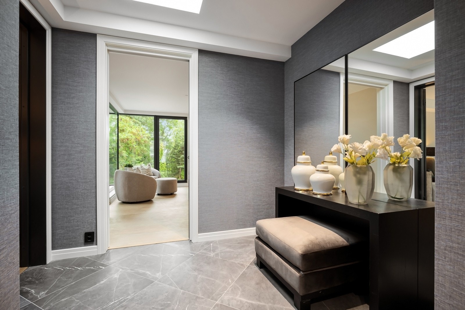 Direkte heisadkomst til stor og meget innbydende entré/hall, med god plass til stor garderobe.