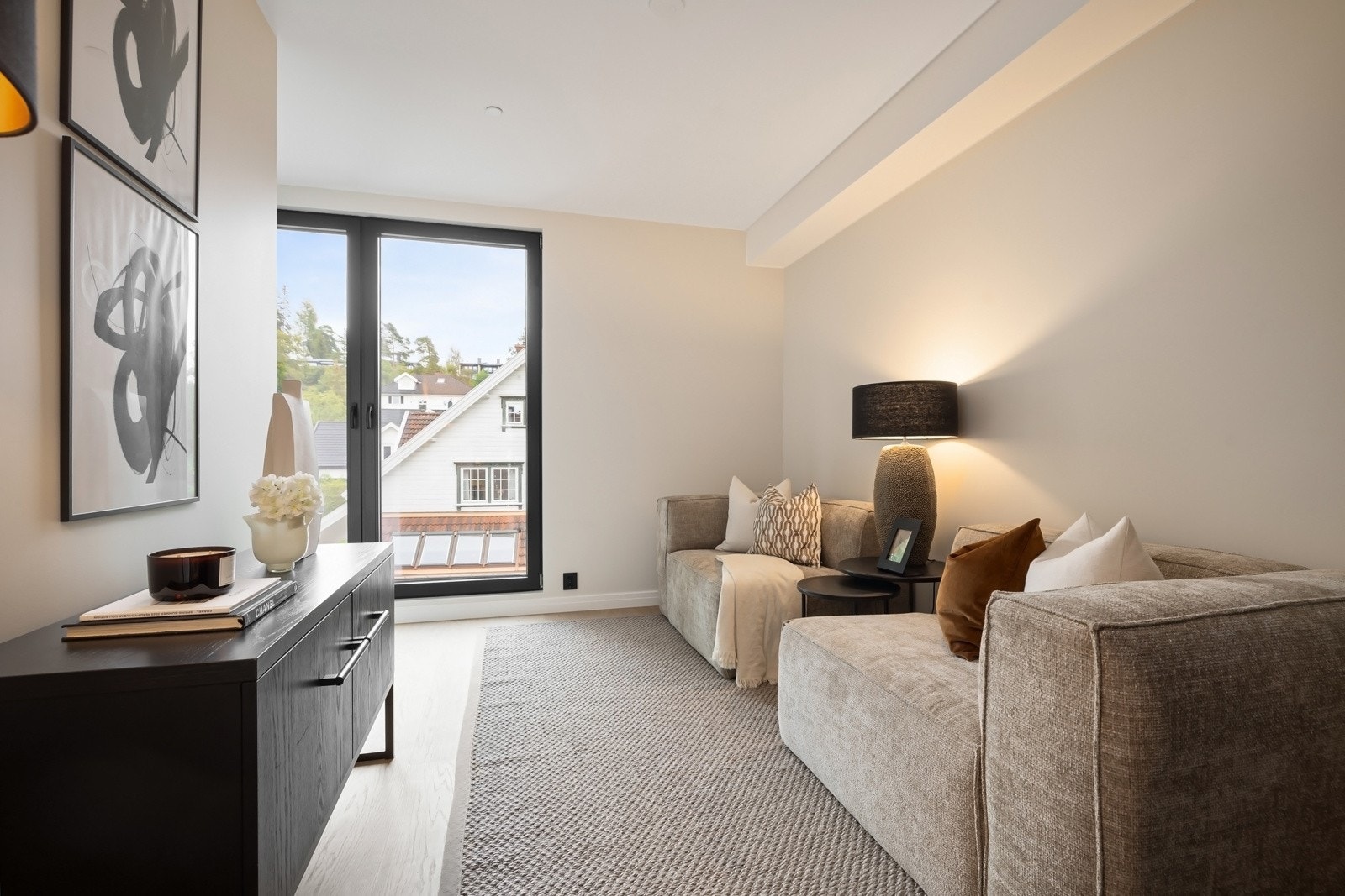 Stor tv-stue / kontor, gir rom for flere soner i leiligheten.