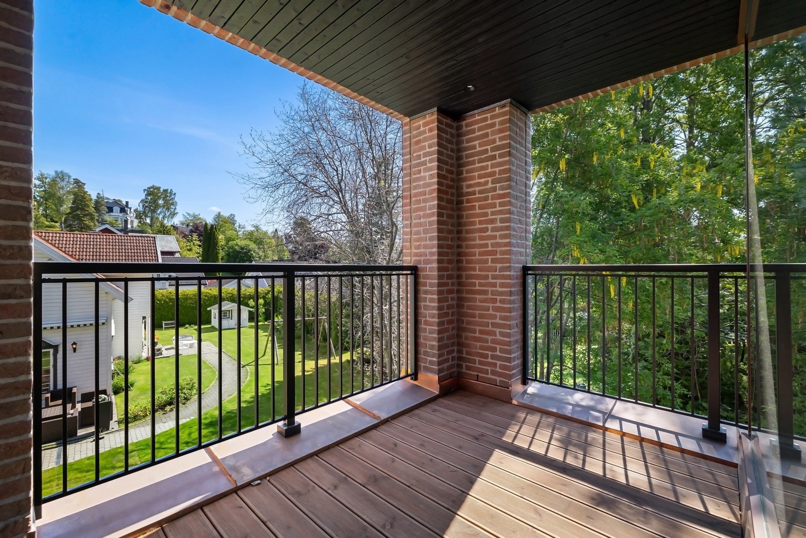 Frokost terrasse (ca 6 kvm) med flott morgensol, hvor morgenkaffen kan nytes.