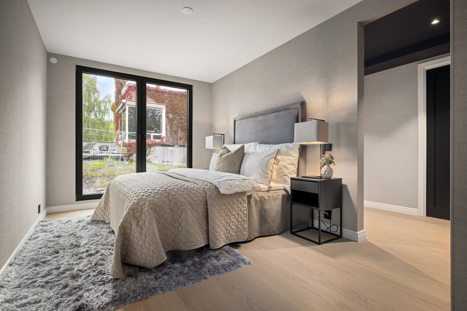 Leiligheten har 3 store soverom, hovedsoverommet har direkte adkomst til baderom og walk-in closet.