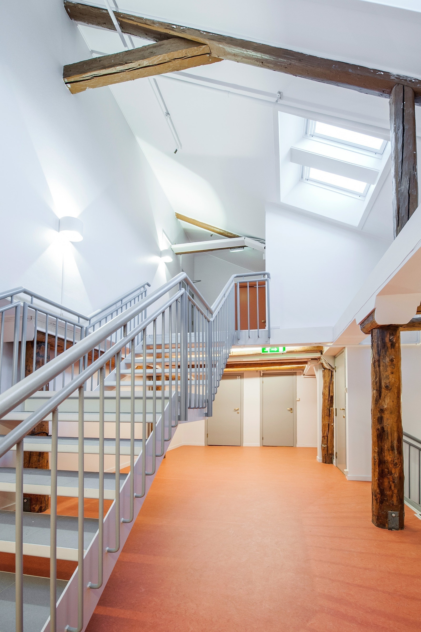 Lys og trivelig trappeoppgang Galleribilde