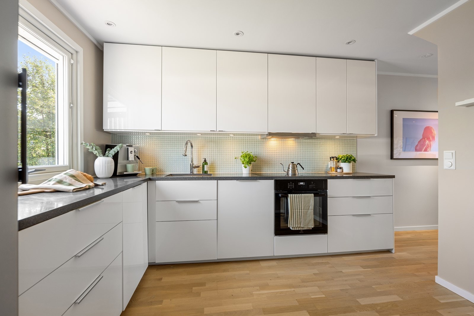 Stort kjøkken, rikelig med skapplass og gode arbeidsflater. Oppvaskmaskinen og stekeovn var nye i 2024. Galleribilde