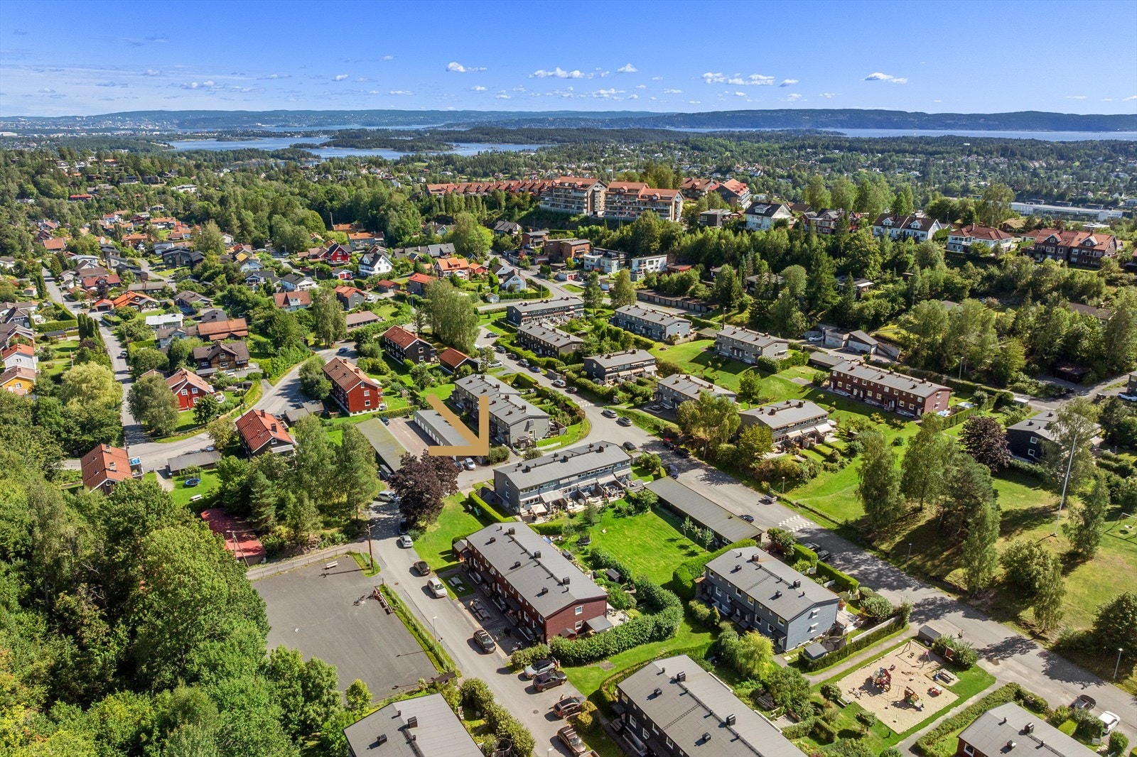 Fra Rugdefaret er det kort vei til Sandvika sentrum, daligvarebutikk, skoler og barnehager og Slependen stasjon. Galleribilde
